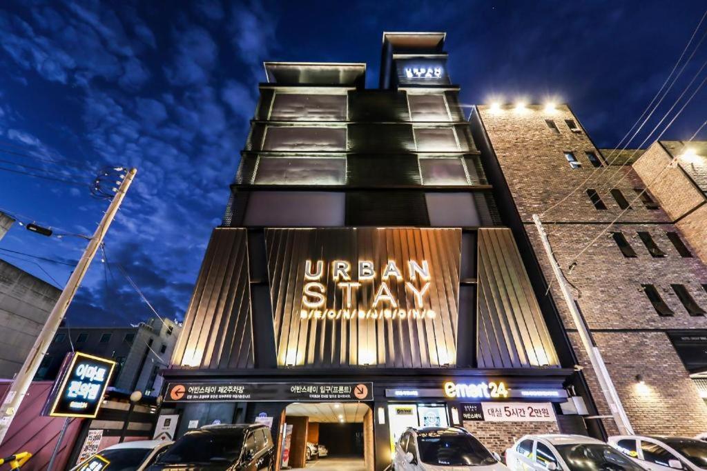 un edificio con un letrero que dice urbano afilado en Urban Stay en Cheonan