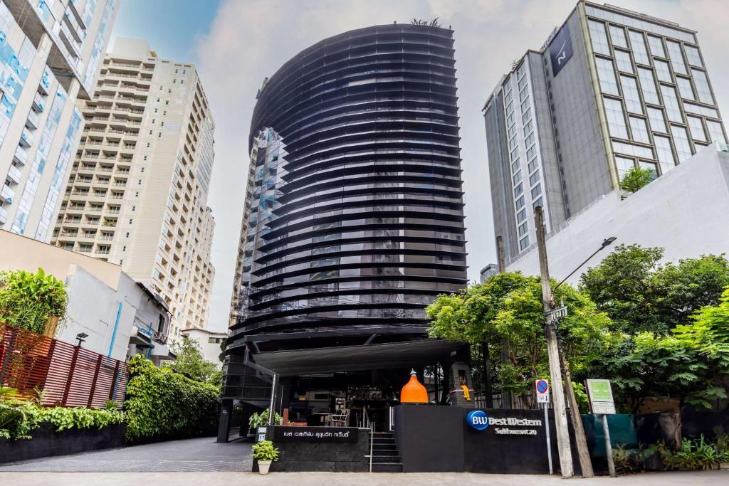 un edificio alto en medio de una ciudad en Best Western Sukhumvit 20, en Bangkok