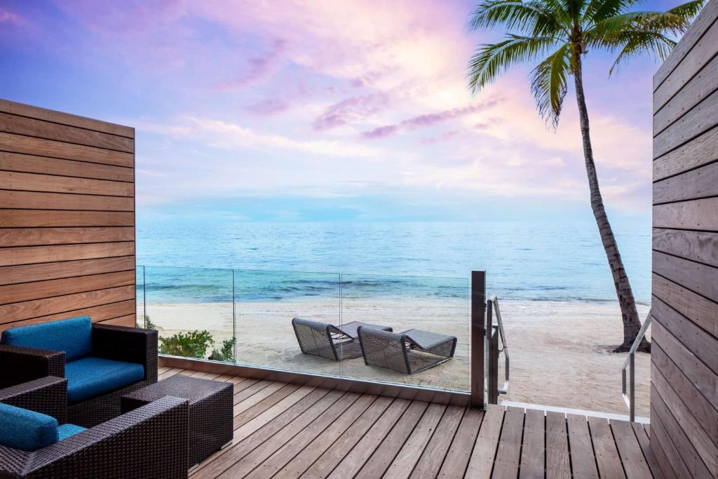 una terraza con 2 sillas y vistas a la playa en Casa Marina Key West, Curio Collection by Hilton, en Key West