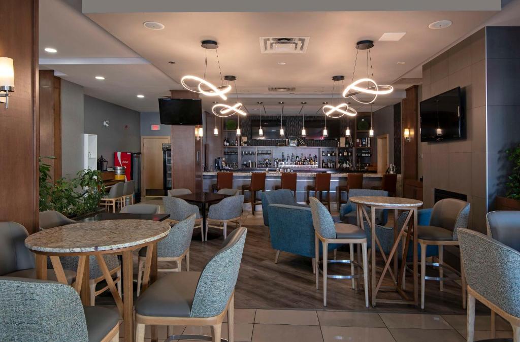 A restaurant or other place to eat at DoubleTree by Hilton - Kamloops