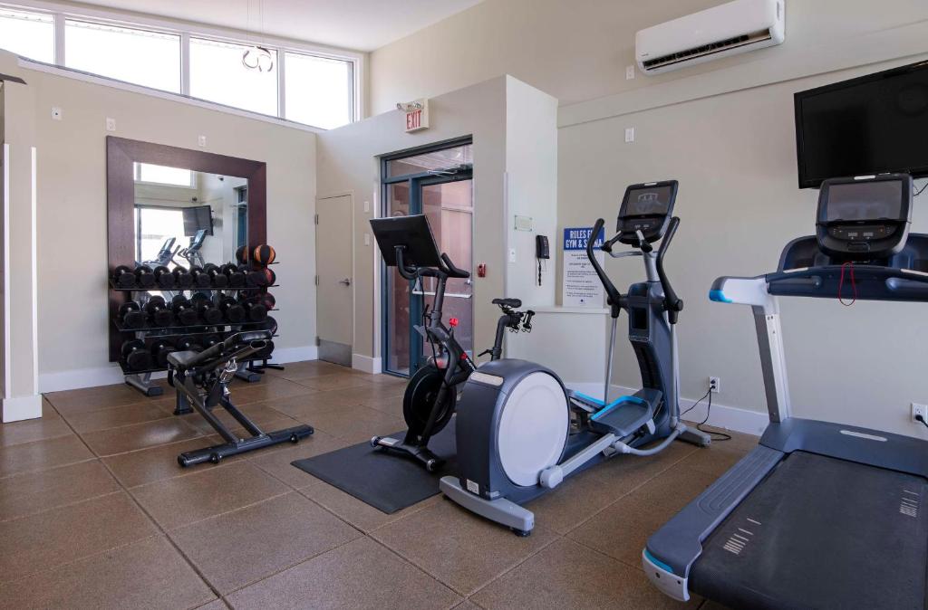 The fitness centre and/or fitness facilities at DoubleTree by Hilton - Kamloops