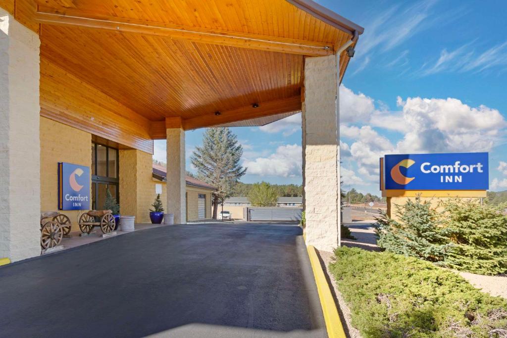 een voordeur van een zelfverzekerde herberg met een gebouw bij Comfort Inn Near Grand Canyon in Williams