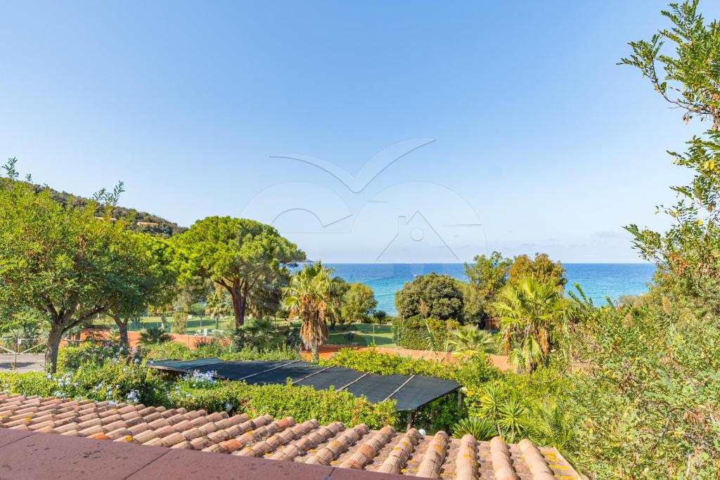 - une vue sur un parc avec l'océan en arrière-plan dans l'établissement La Perla della Biodola - Goelba, à Portoferraio