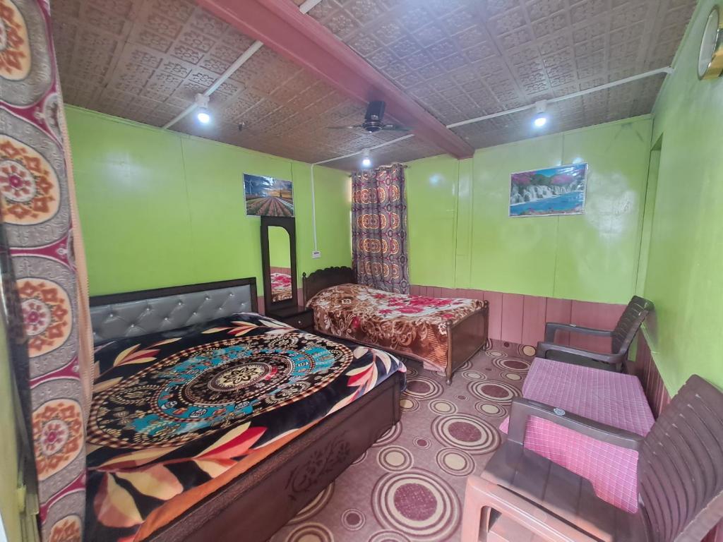 Posezení v ubytování LakeSide Homestay Srinagar