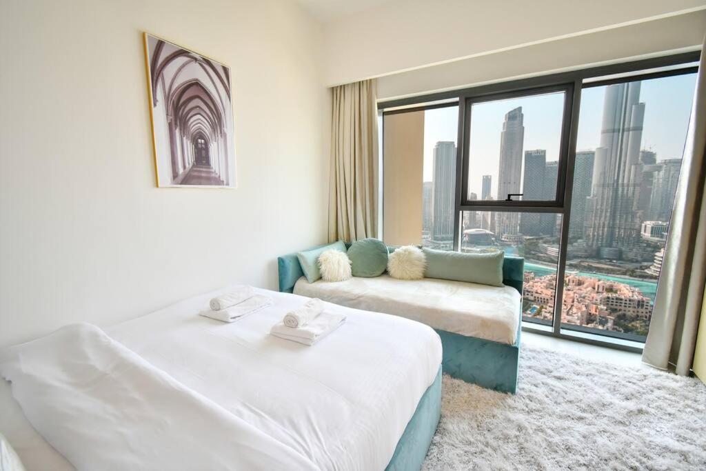 Postel nebo postele na pokoji v ubytování Burj Royale-Enchanting Burj&Fountain full view Sky APT 3+1BR