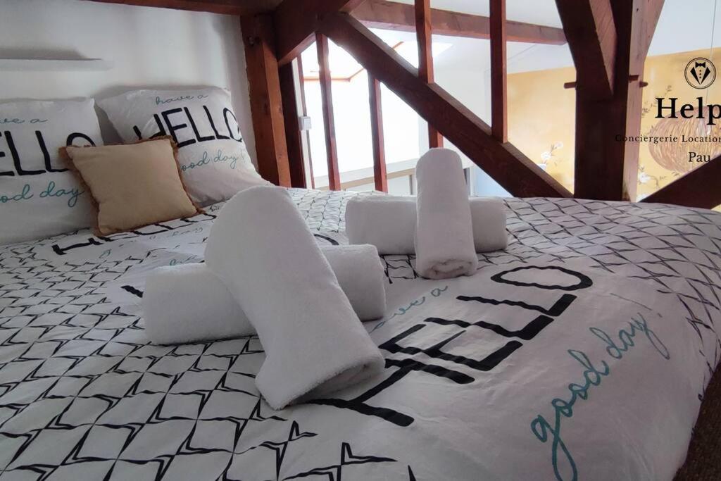 Un dormitorio con una cama con una manta de hellonesday. en Maisonnette 2/4 Pers-Jardin-Calme-Parking gratuit, en Billère