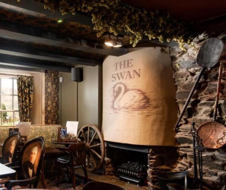eine Bühne in einem Restaurant mit einem Schwan an der Wand in der Unterkunft The Swan at Grasmere- The Inn Collection Group in Grasmere