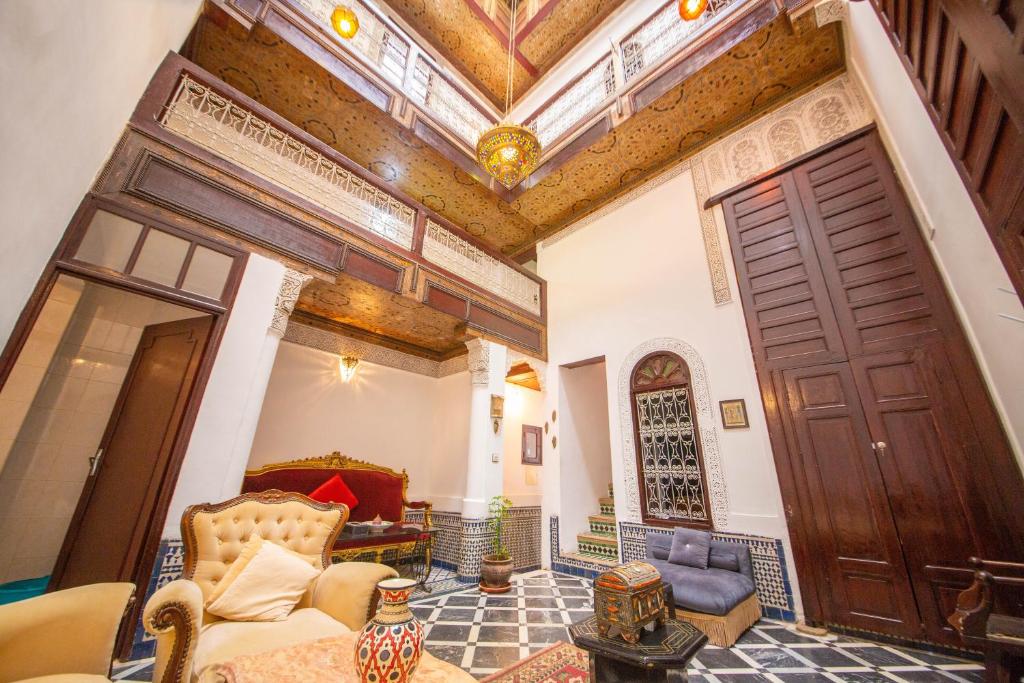 a living room with a ceiling with a wooden door at Riad Chilling in Fès