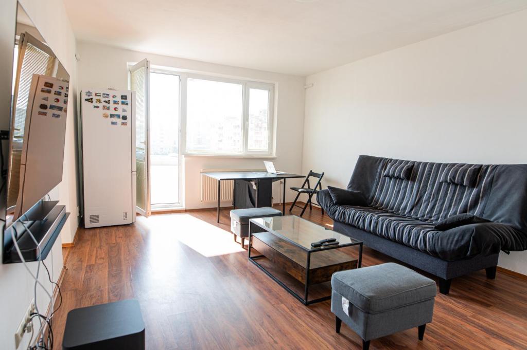 - un salon avec un canapé et une table dans l'établissement Private room 1 km from center with kitchen, à Bratislava