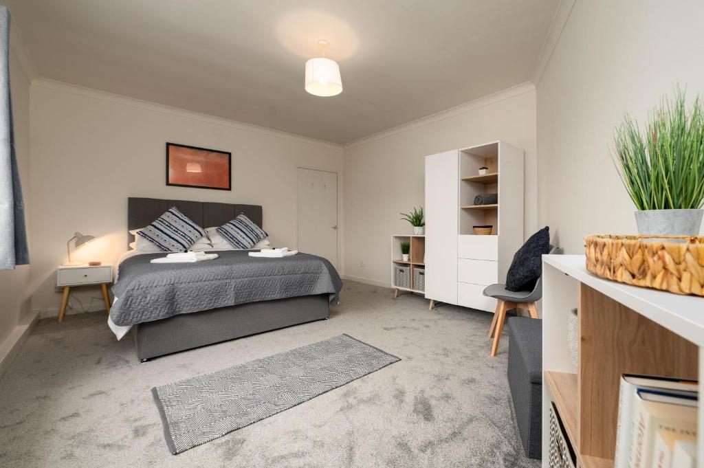 1 dormitorio con 1 cama en una habitación en Watling Apartments Tamworth en Tamworth