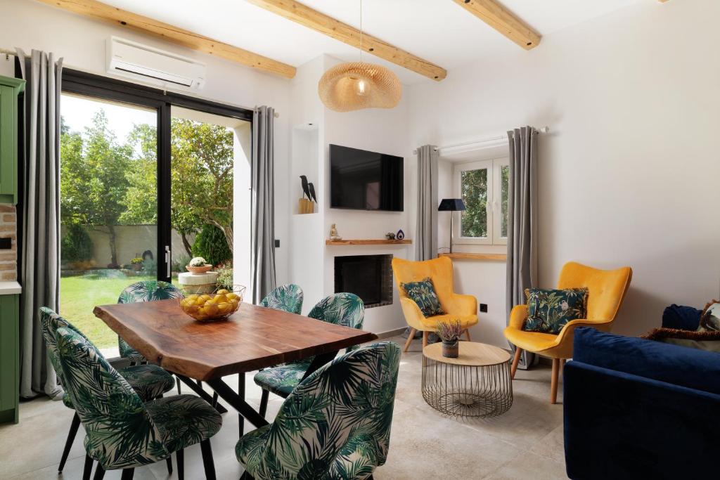 a living room with a table and chairs at Villa n.RICCIO in Sokrákion