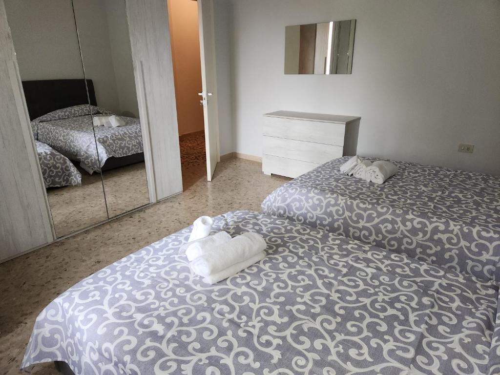 um quarto com 2 camas e um espelho grande em NIKI HOME em Podenzano