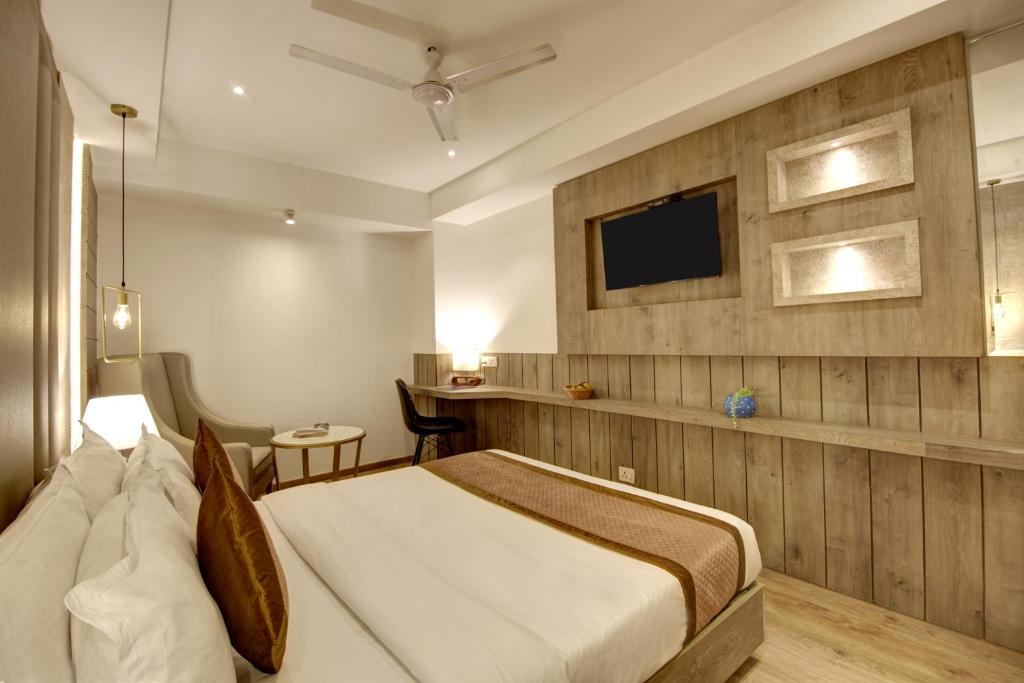 Postel nebo postele na pokoji v ubytování Town Pallace Inn - Hotel in New Delhi
