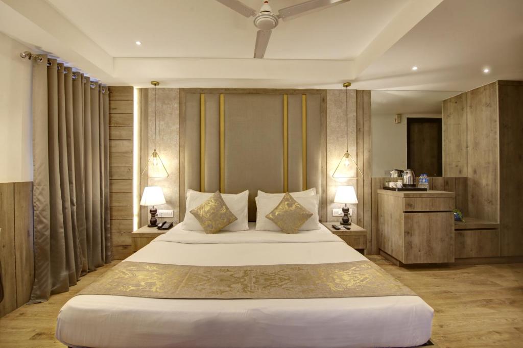Postel nebo postele na pokoji v ubytování Town Pallace Inn - Hotel in New Delhi