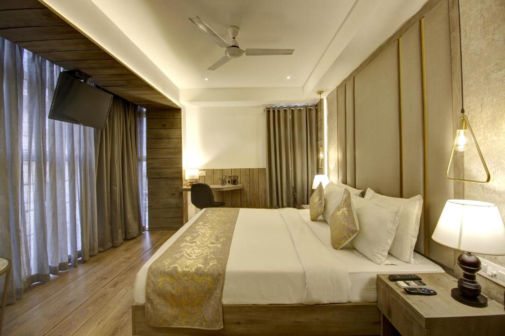 Postel nebo postele na pokoji v ubytování Town Pallace Inn - Hotel in New Delhi