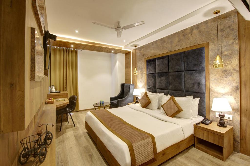 Postel nebo postele na pokoji v ubytování Town Pallace Inn - Hotel in New Delhi