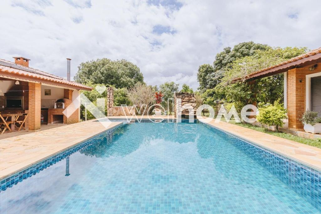 an image of a swimming pool in a villa at Casa em Pinhalzinho com piscina e churrasqueira in Pinhalzinho