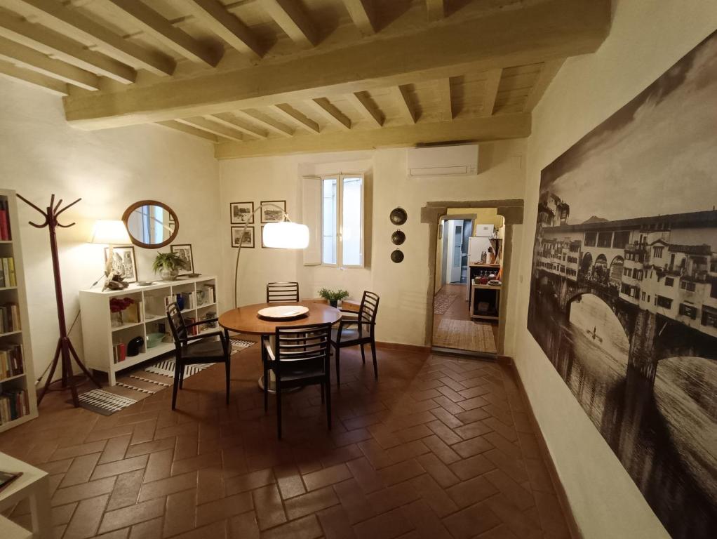 佛羅倫斯的住宿－La Vecchia Firenze，一间带桌椅的用餐室