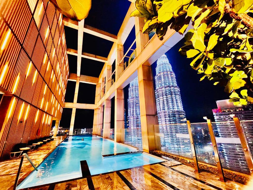 um edifício com piscina no meio de uma cidade em Tropicana Residence Klcc @ Roof Top Swimming Pool em Kuala Lumpur