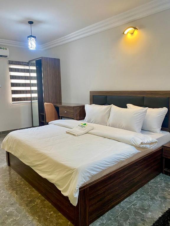 Postel nebo postele na pokoji v ubytování MOK Apartments & Suites
