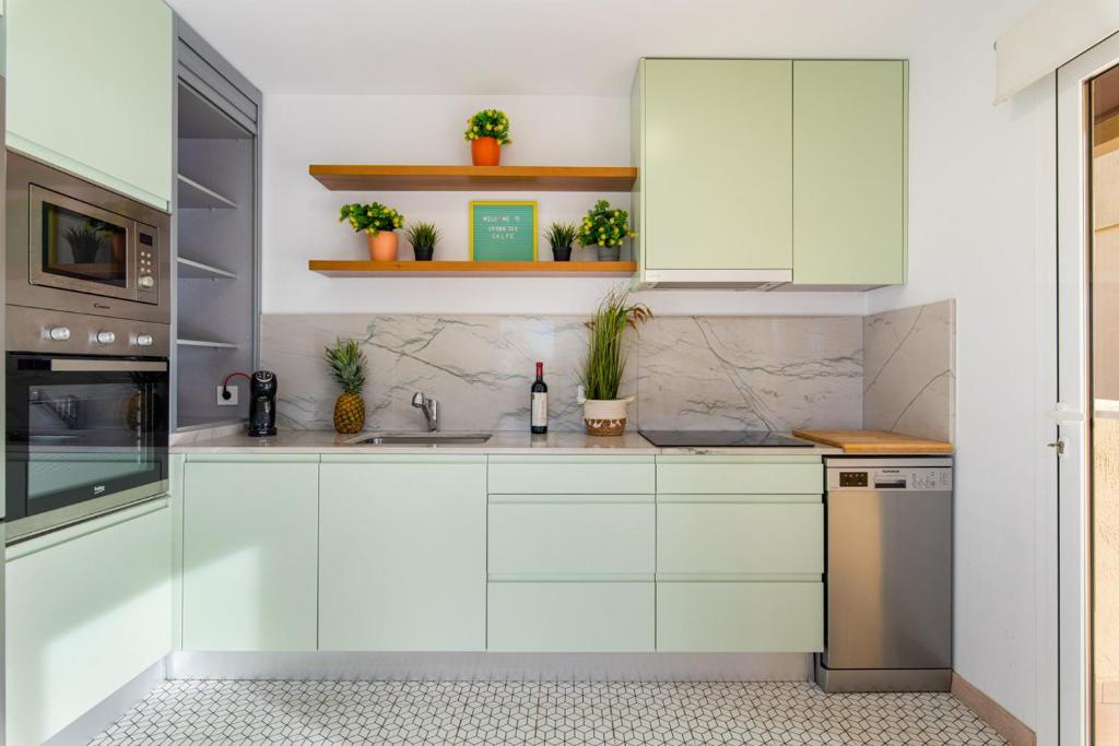 Kuchyňa alebo kuchynka v ubytovaní Apartment Turmalina Front - Plusholidays