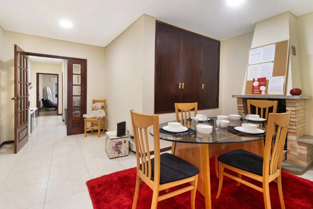comedor y sala de estar con mesa y sillas en Apartamento Vi-ana, en Viana do Castelo