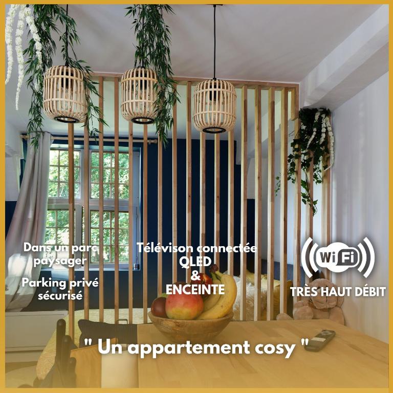 Cette chambre comprend un lit bébé avec deux lampes pendant. dans l'établissement L'Odyssée - parking privé - centre ville, à Troyes