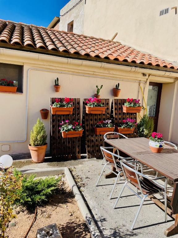 a patio with a table and chairs and plants at CASA DE LA BODEGA in Espluga de Francolí