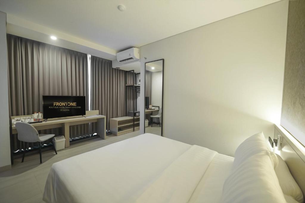 Postel nebo postele na pokoji v ubytování Front One Boutique Hotel Taman Anggrek
