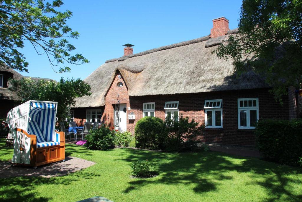 a thatch roofed house with a thatched roof at Ferienhaus Zur Alten Post 1 in Ockholm
