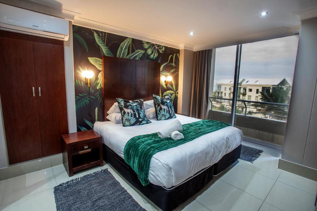 um quarto com uma cama grande e uma janela grande em Stay at The Point - Leopards Lair em Durban