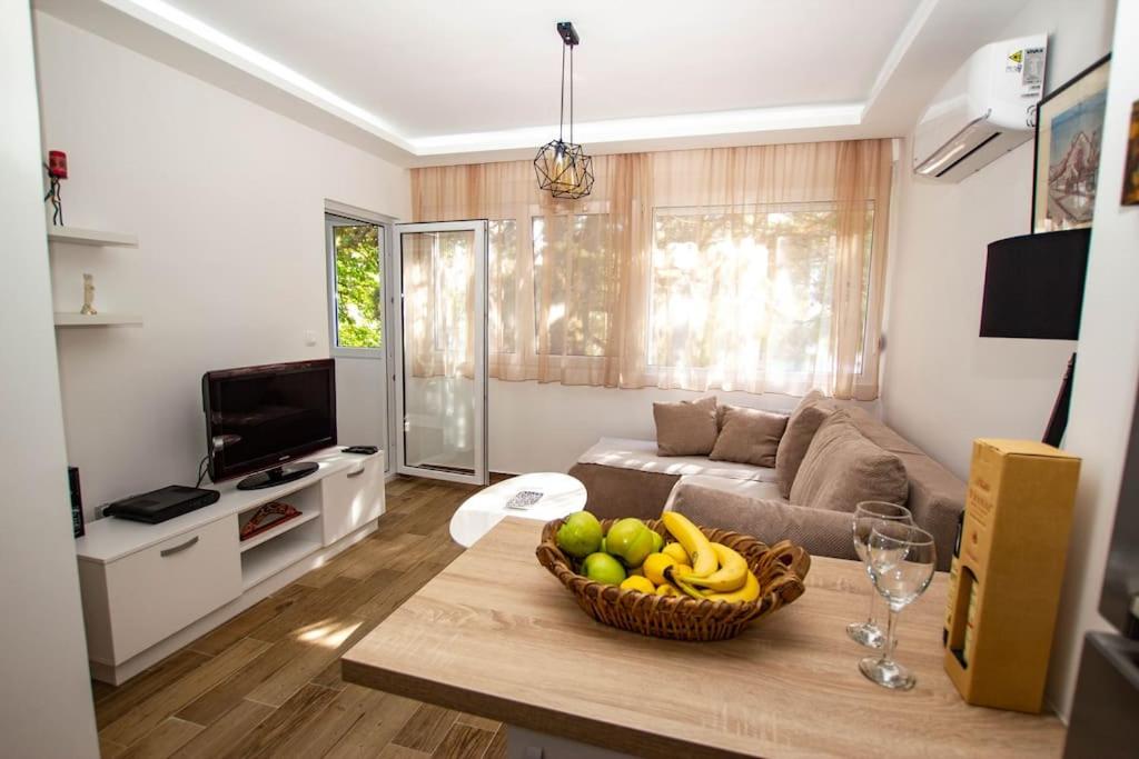 una sala de estar con un bol de fruta en una mesa en Milan apartment en Bar