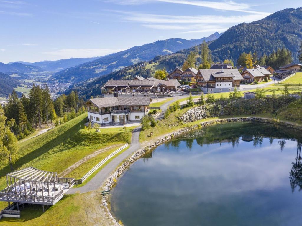 - une vue aérienne sur un complexe avec un lac dans l'établissement Holiday Home Premium Waldjuwel by Interhome, à Pichl