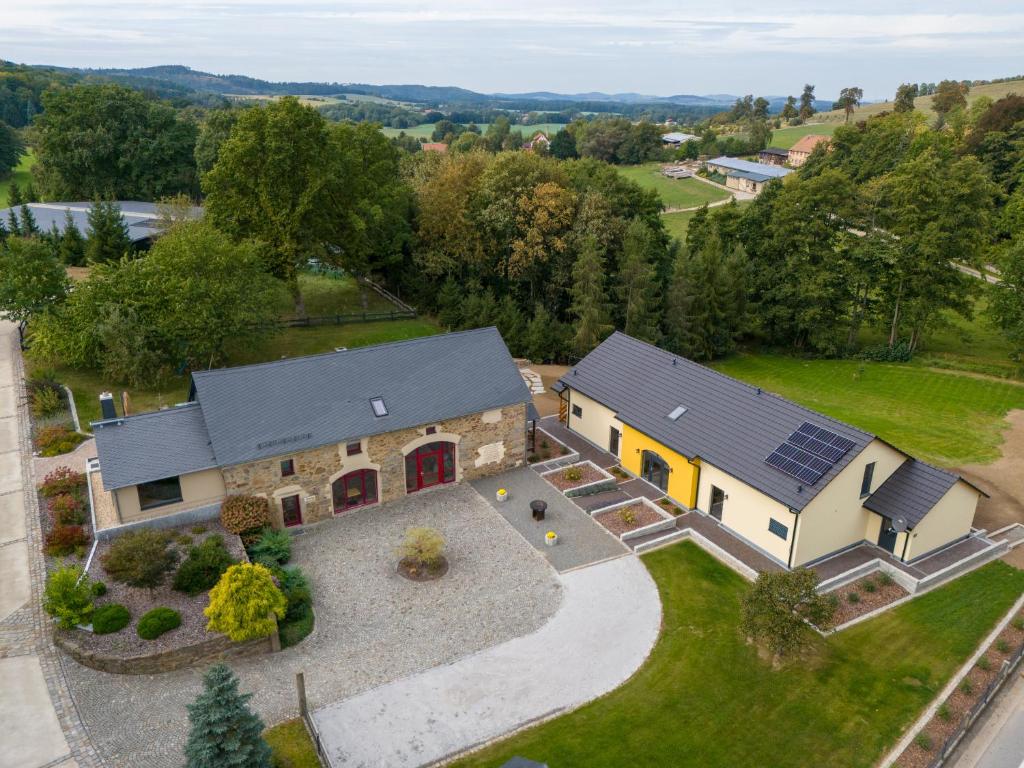 eine Luftansicht eines Hauses mit Solardach in der Unterkunft Pension Haus am Picho in Arnsdorf