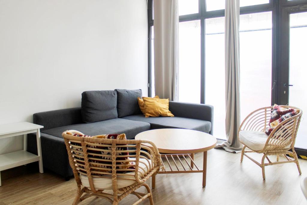 - un salon avec un canapé, une table et des chaises dans l'établissement Spacious appt close to Place Monge, à Paris