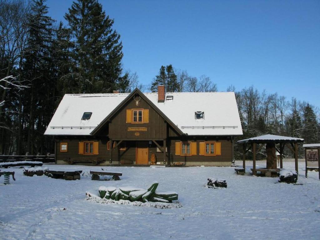 Το Holiday Home Mazurova chalupa by Interhome τον χειμώνα