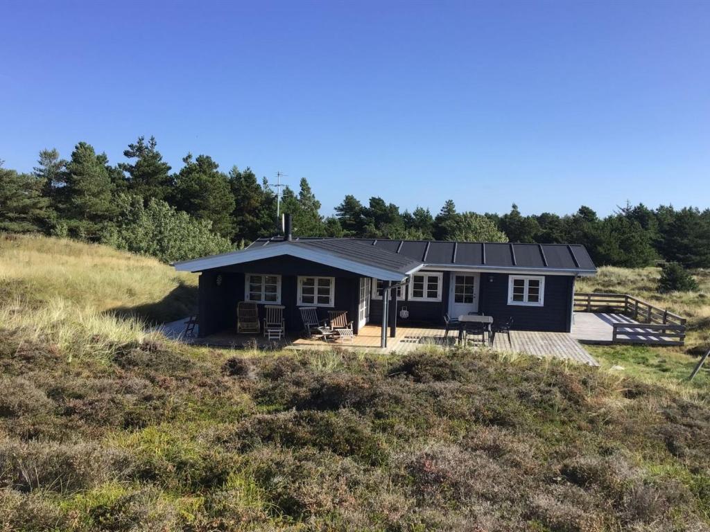 dom z dachem słonecznym na wzgórzu w obiekcie Holiday Home Venild - all inclusive - 1-9km from the sea in Western Jutland by Interhome w mieście Lakolk