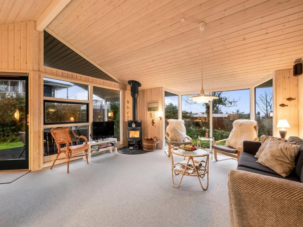 sala de estar con sofá, sillas y ventanas en Holiday Home Diuri - 300m to the inlet in The Liim Fiord by Interhome en Struer