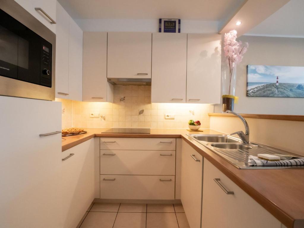 Kuchyň nebo kuchyňský kout v ubytování Apartment Breduynia by Interhome