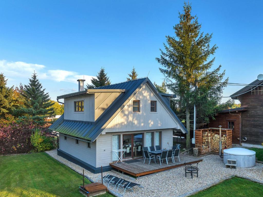 una piccola casa bianca con un ponte in un cortile di Holiday Home Pod Liščím Kopcem 6-4 by Interhome a Horní Branná