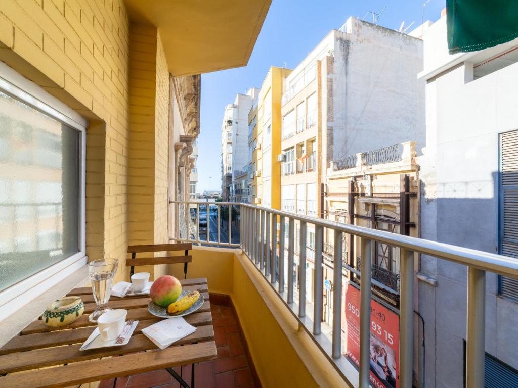 einen Balkon mit einem Tisch und Obst darauf in der Unterkunft Apartment Real - Puerto by Interhome in Almería