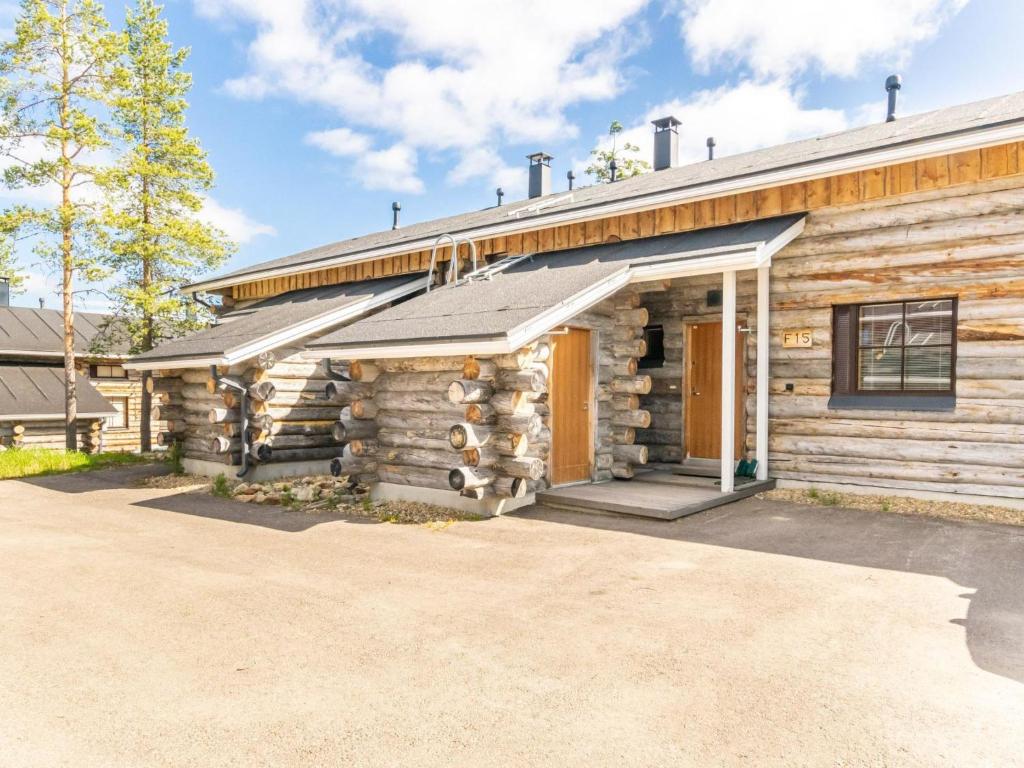 Una cabaña de troncos con un camino de entrada en frente de ella en Holiday Home Nilikuru f15 by Interhome, en Saariselkä