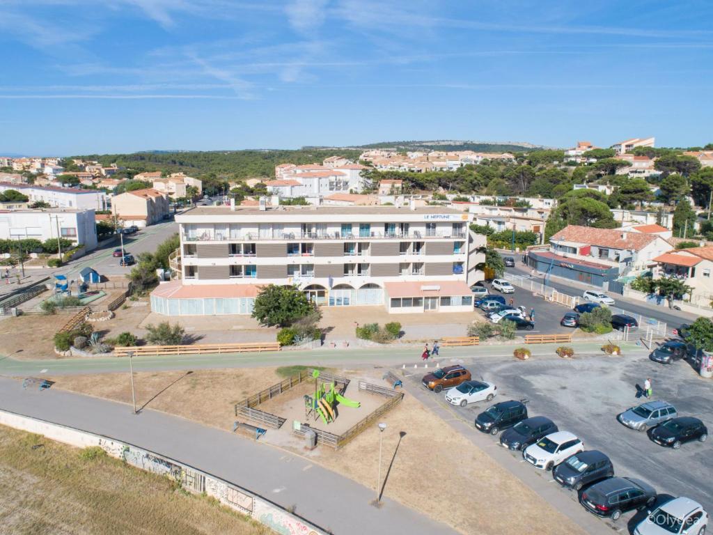 une vue aérienne d'une ville avec un grand bâtiment dans l'établissement Apartment Le Neptune-4 by Interhome, à Saint Pierre La Mer