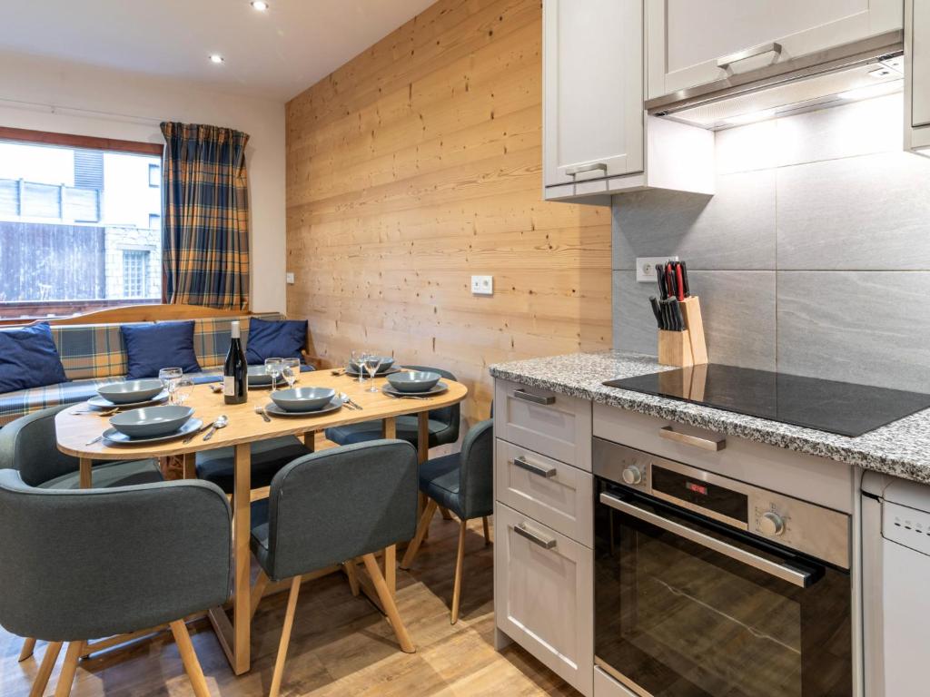 une cuisine et une salle à manger avec une table et des chaises dans l'établissement Apartment Le Hameau du Borsat - Val Claret-14 by Interhome, à Tignes