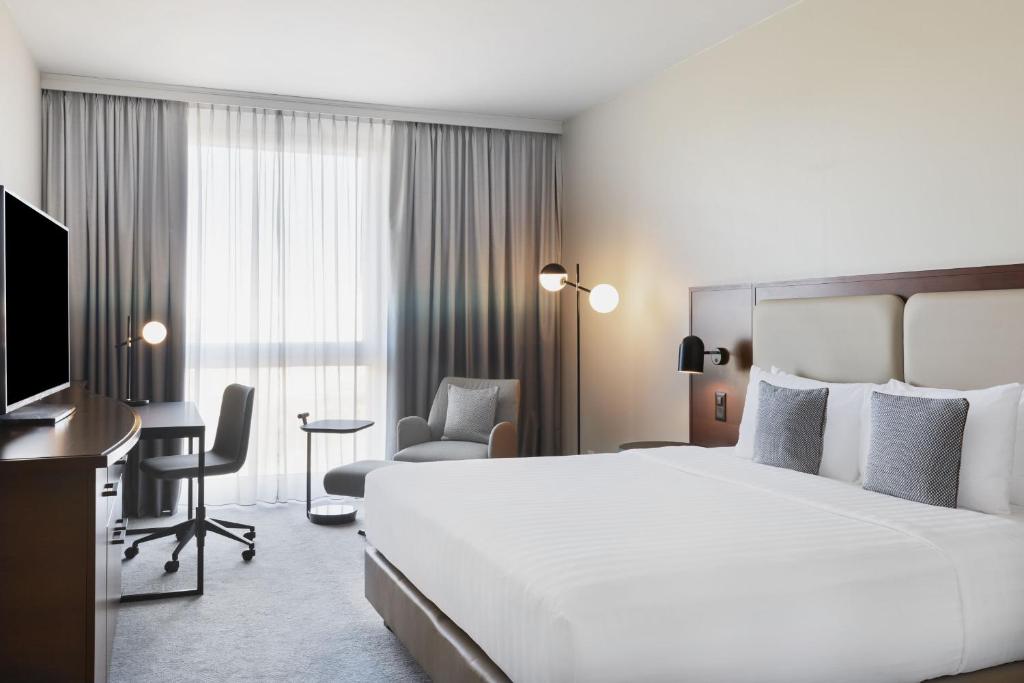 TV a/nebo společenská místnost v ubytování Courtyard by Marriott Basel
