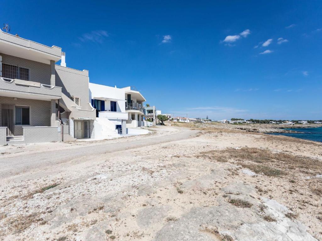 una casa en la playa junto al océano en Holiday Home Enrica by Interhome, en Marina di Mancaversa