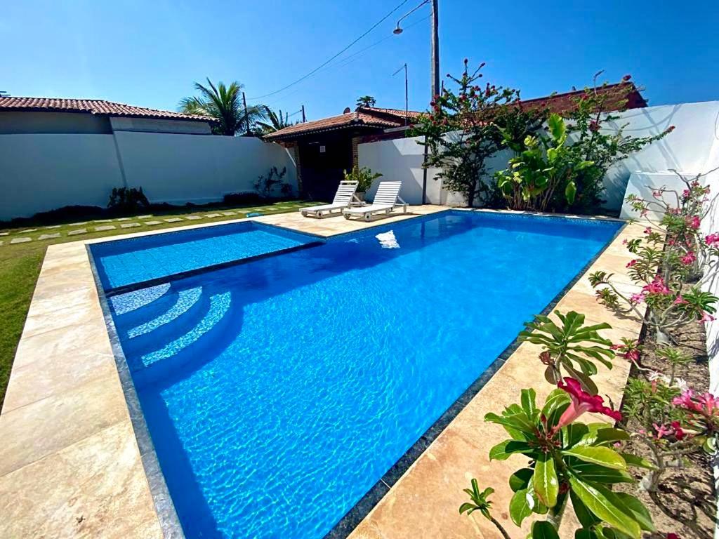 a swimming pool in the backyard of a house at Casa de Praia Em Aguas Belas 3 suites in Cascavel