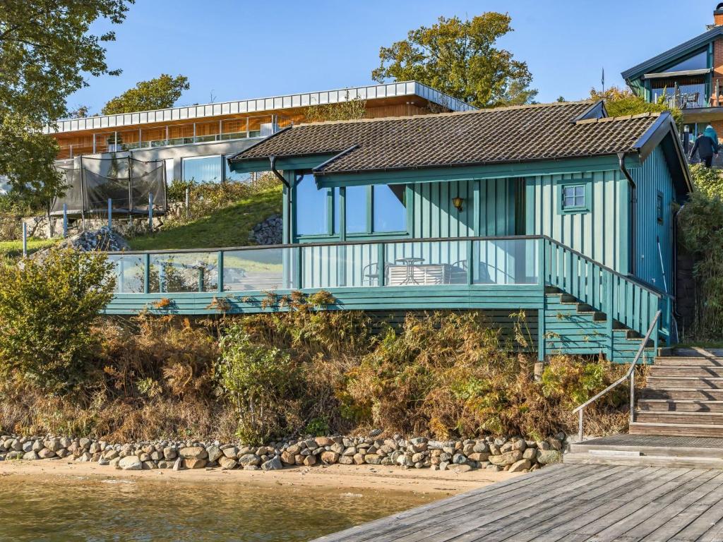NättrabyhamnにあるHoliday Home Sjuhalla utsikten by Interhomeの水辺の青い家