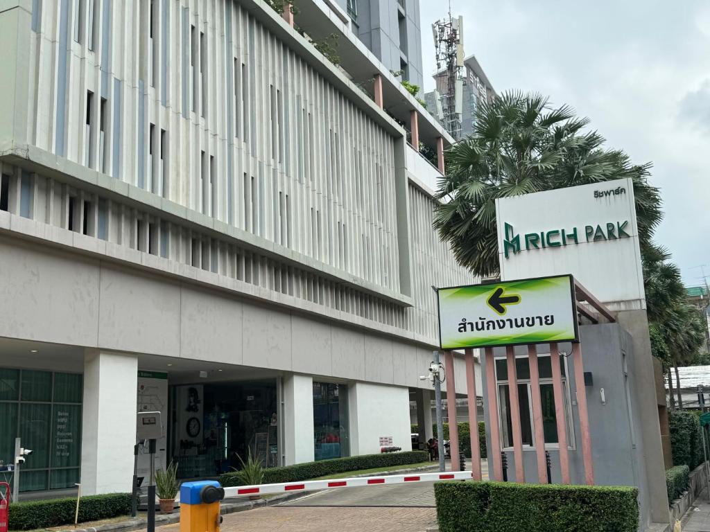 Gallery image of High rise view-150 meters from MRT 高层景观 地铁出口步行3分钟即到 in Bang O