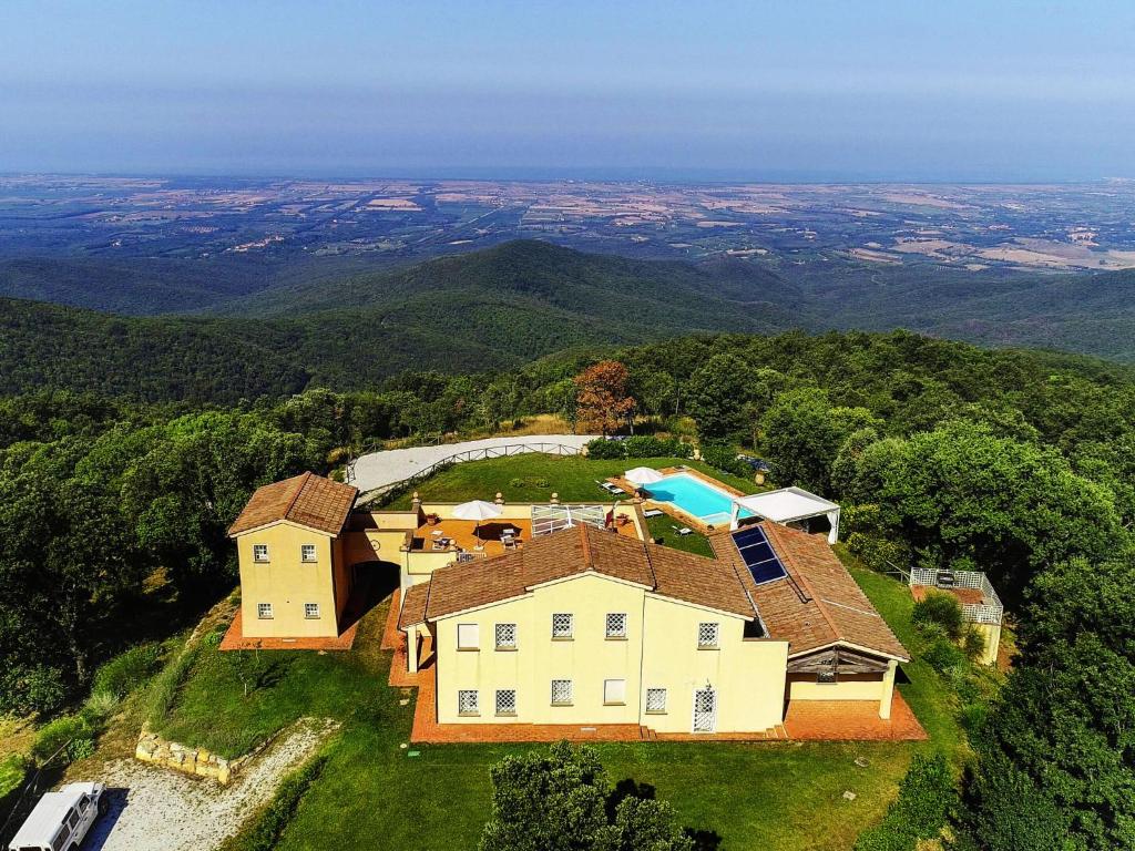 uma vista aérea de uma casa numa colina em Villa Poggio al Pruno by Interhome em Sassa